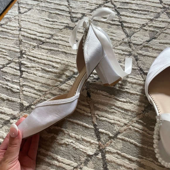 Satin almond heel w/ Pearl ankle strap - Picture 4 of 7